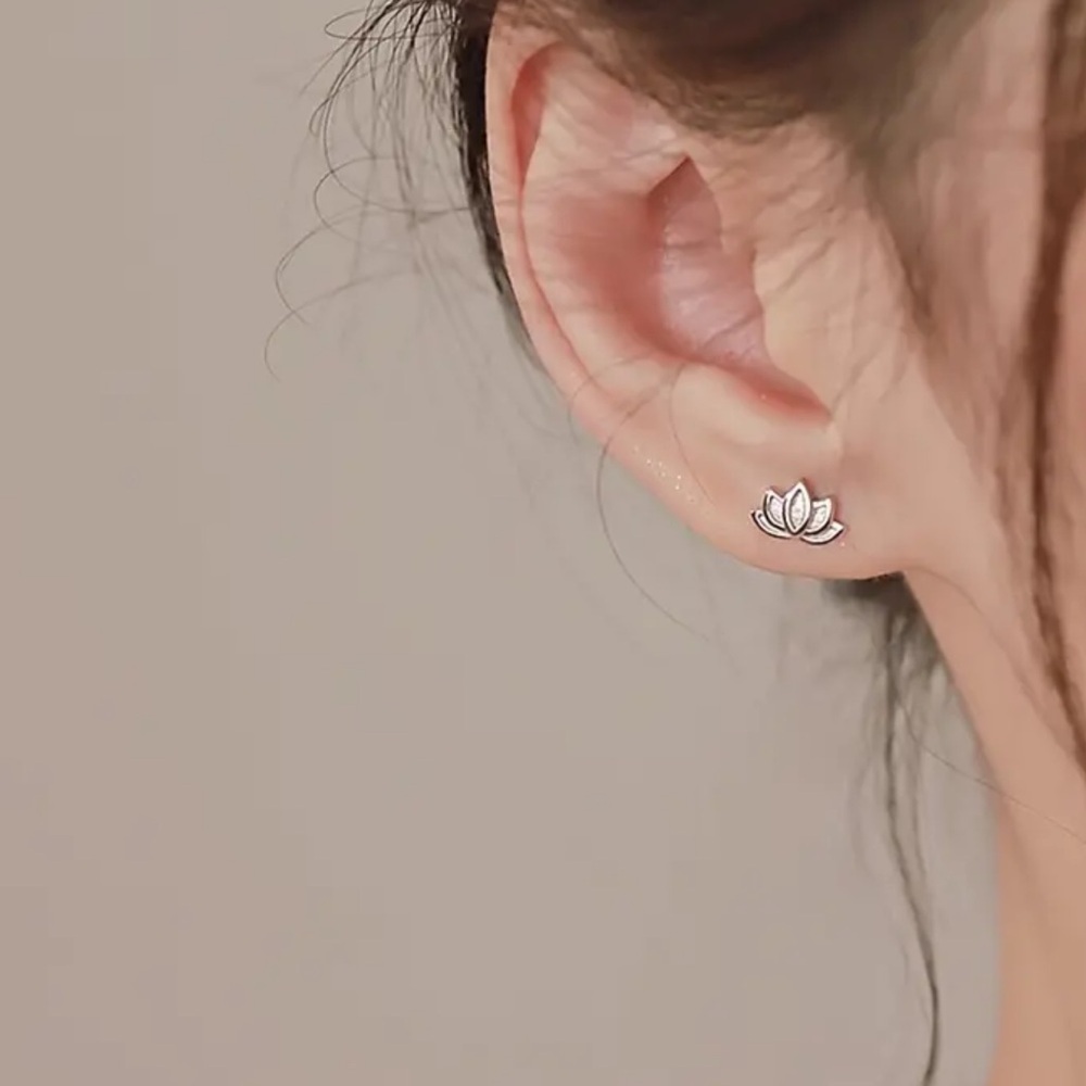 Graceful Lotus, 925 Silver-Plated Copper - Chic & Elegant Small Stud Earrings - Picture 6 of 6